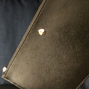 KATE SPADE NEW YORK SAFFIANO LEATHER WRISTLET POUCH Black